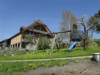 Spielplatz mit Hof im Hintergrund