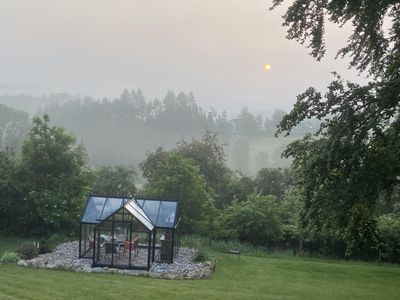 Glashaus im Morgennebel