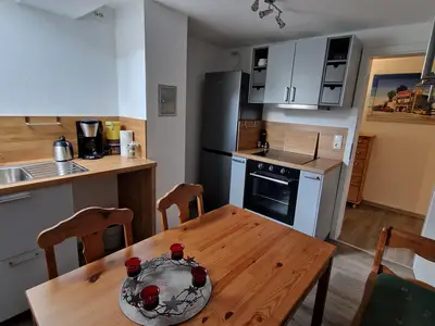 Küche mit Backofen, Kühl-und Gefrierschrank