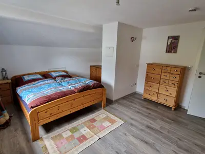 Schlafzimmer mit Fernseher
