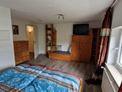 Schlafzimmer mit Fernseher