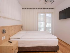 Schlafzimmer 1 mit Arvenmöbel, Lärchenboden und Boxspringbetten