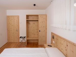 Schlafzimmer 1 mit Arvenmöbel, Lärchenboden und Boxsprinbetten