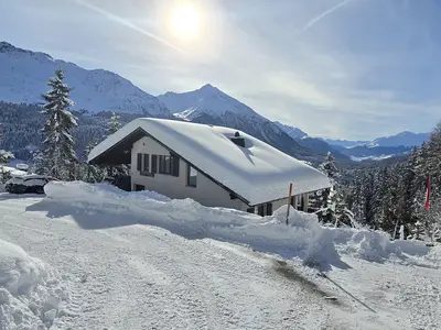 Strassenblick auf Haus