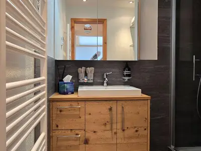 Lavabo und Handtuchtrockner