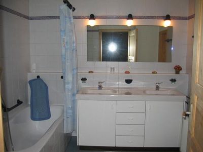 Badezimmer mit Badewanne und Duschvorrichtung, 1 WC und 2 Lavabos