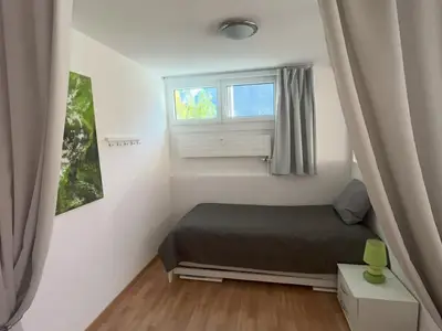 Schlafzimmer 2 offen, (1-2 Betten je 90x200) Kleiderschrank im Gang, Vorhänge für Privatsphäre und Verdunkelung.