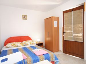 18559791-Ferienwohnung-2-Valun-300x225-4