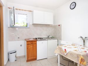 18559791-Ferienwohnung-2-Valun-300x225-3