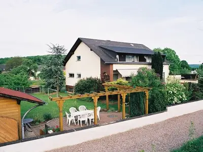 Rückseite Haus mit Garten
