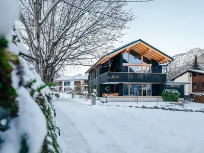 Scheune mit Landhaus im Hintergrund