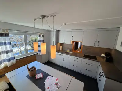 große Küche mit Durchreiche ins Wohnzimmer