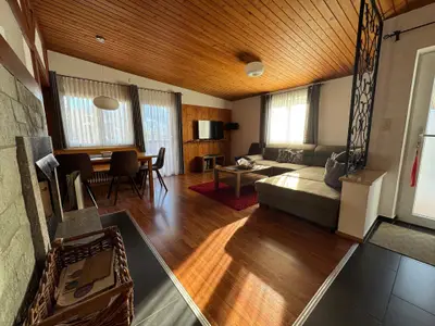 großes Wohnzimmer mit offenem Kamin