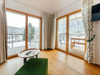 Blick auf die umlaufende Terrasse vom Sofa Val73