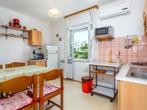 23763373-Ferienwohnung-4-Vantacici-300x225-2