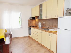 23928491-Ferienwohnung-6-Vantacici-300x225-3