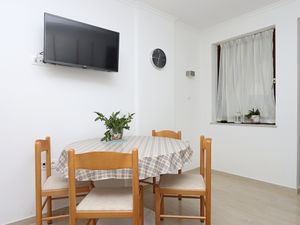 23933303-Ferienwohnung-5-Vantacici-300x225-1