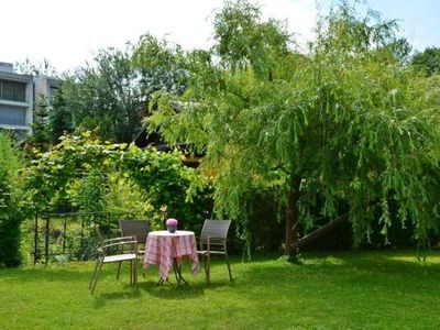 Garten mit Tisch und Stühle