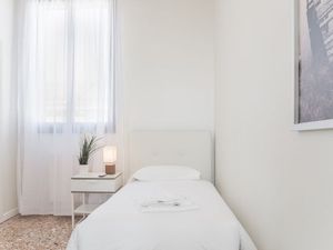 23878146-Ferienwohnung-8-Venedig-300x225-3