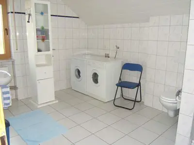 Badezimmer, mit Dusche, Waschmaschine und Trockner