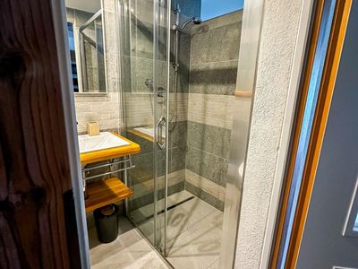 Badezimmer mit Dusche und WC