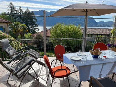 Terrasse mit Liegestühlen und Tisch