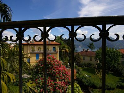 Terrasse. Blick auf Gärten und See