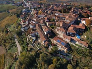 Verduno aus dem Himmel. Das Haus des La vigna del Parroco mit Pool