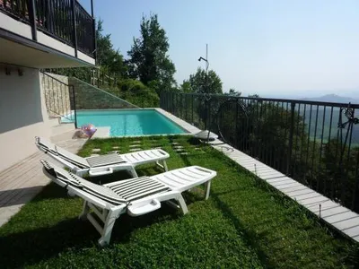 Outdoor-Deck und Schwimmbad