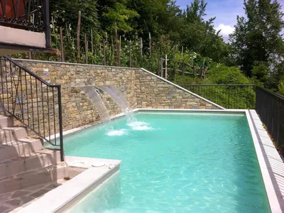 Wasserfall in den Pool