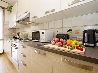 Die voll ausgestattete Küche mit Geschirrspüler, Backofen und Mikrowelle