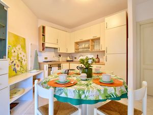 23767265-Ferienwohnung-4-Viareggio-300x225-4