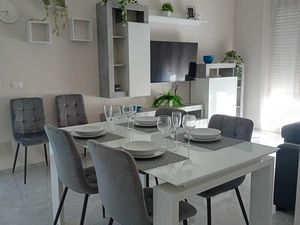 24018213-Ferienwohnung-6-Viareggio-300x225-3