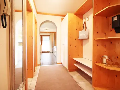 großzügiger Eingangsbereich mit Garderobe