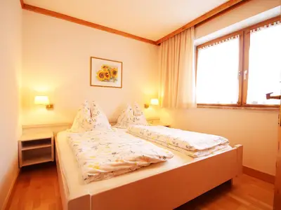 Schlafzimmer mit Doppelbett