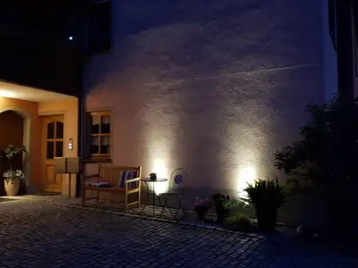 Hofeinfahrt bei Nacht