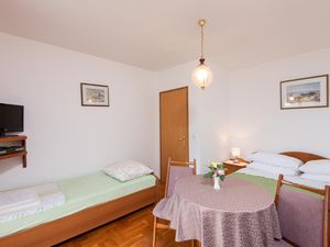 24057693-Ferienwohnung-2-Viganj-300x225-4