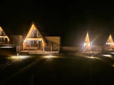 Chaletdorf bei Nacht