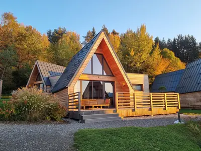 Chalet im Herbst bei Sonnenuntergang