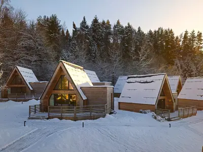 Chalets im Winter bei Abendsonne
