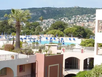 Blick auf das Schwimmbad