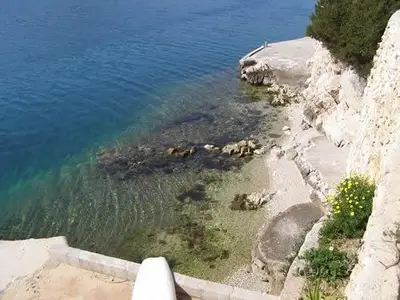 der kleine Strand vor dem Haus
