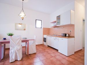 23046335-Ferienwohnung-4-Vinišće-300x225-2