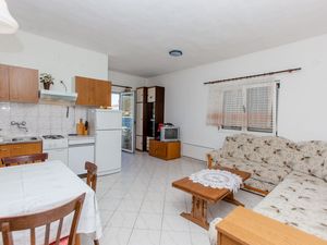 23941064-Ferienwohnung-3-Vinišće-300x225-1