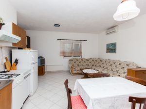 23941064-Ferienwohnung-3-Vinišće-300x225-3