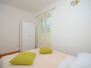 23942795-Ferienwohnung-6-Vinišće-300x225-5