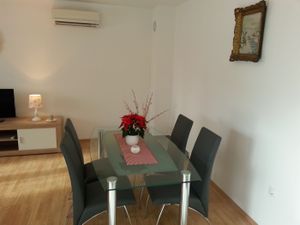 23943070-Ferienwohnung-5-Vinišće-300x225-3