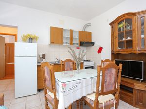 18964278-Ferienwohnung-4-Vinišće-300x225-3