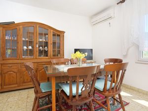 23931087-Ferienwohnung-5-Vinišće-300x225-2