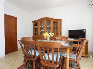 23931087-Ferienwohnung-5-Vinišće-300x225-3